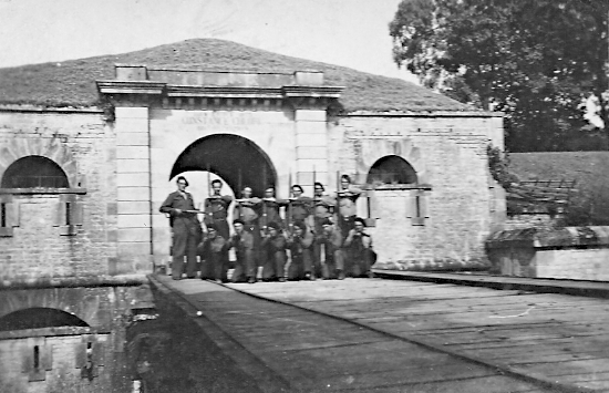 Soldats franais avec fusils, devant la poste de garde